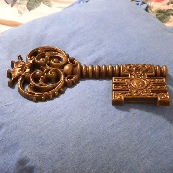 Other - Crown skeleton key Vintage wall decor Bronze 1970's